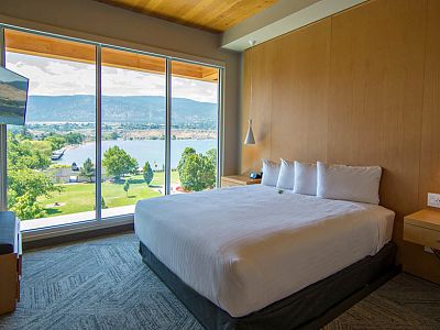 Penticton Lakeside Resort King bed